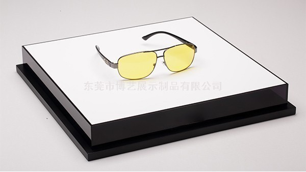 多少面的亞克力展示架展示效果更好呢？